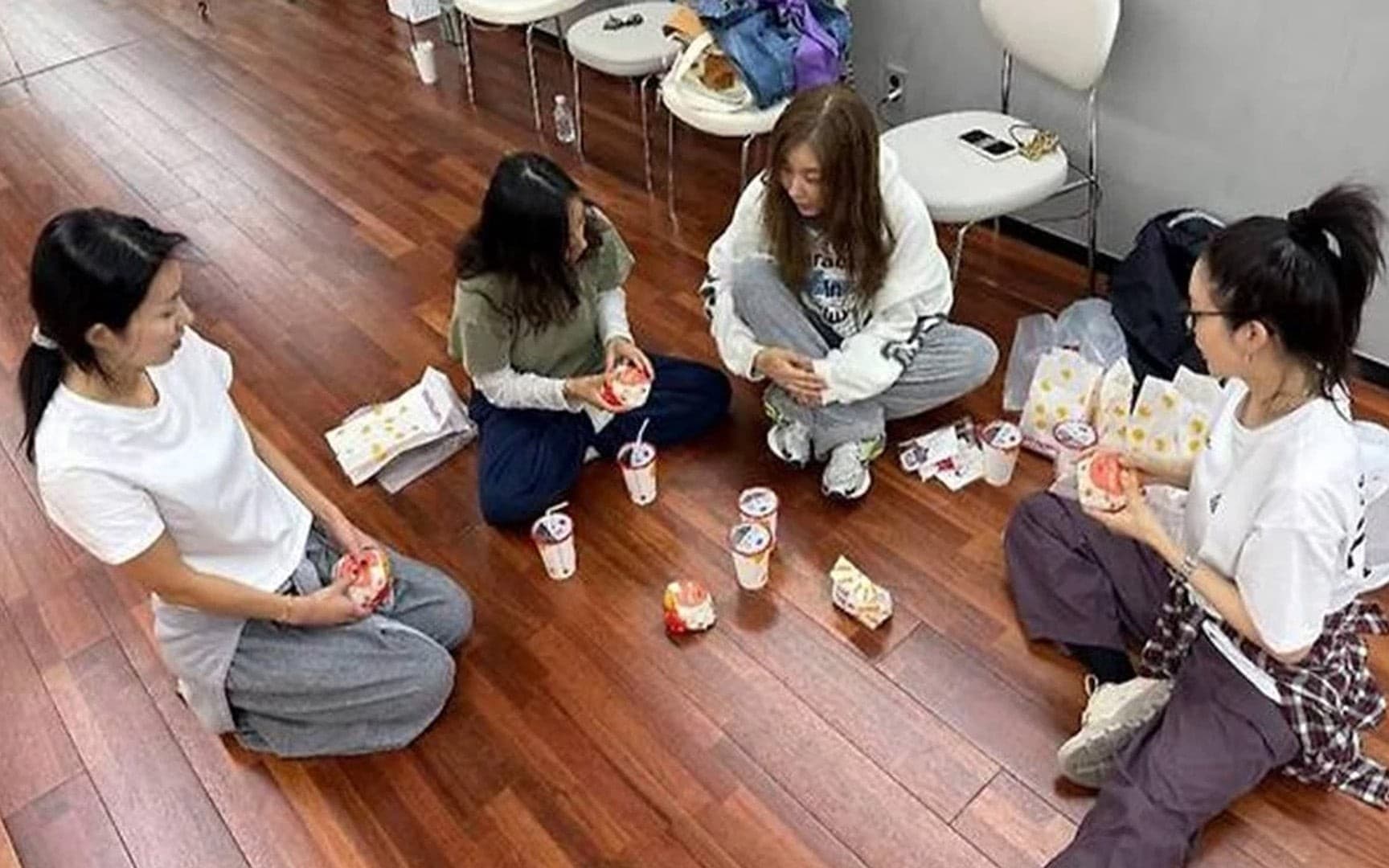 Fin.K.L 21年後合體準備中 練習室席地食漢堡畫面曝光