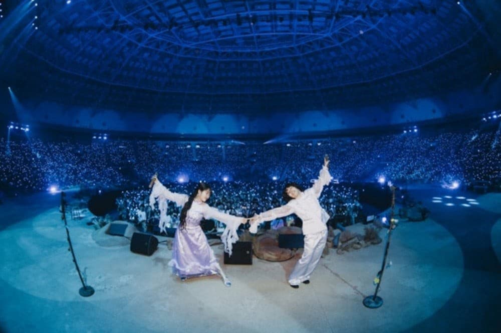AKMU首爾演唱會圓滿結束 連唱多首人氣歌曲 李秀賢笑談體力不如從前