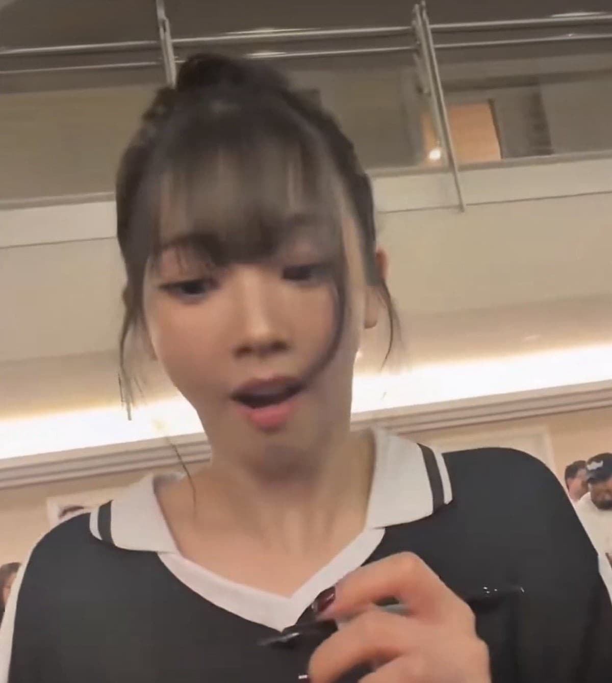 aespa Karina達拉斯粉絲歡送會 對NewJeans小卡展調皮反應獲讚
